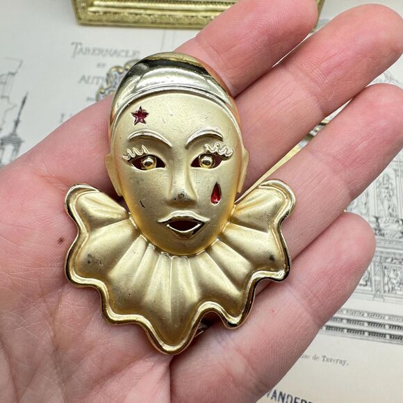 Vintage Jewelry Crying Clown Jester Brooch Pin Gold Tone Red Accent Tear - Picture 2 of 3